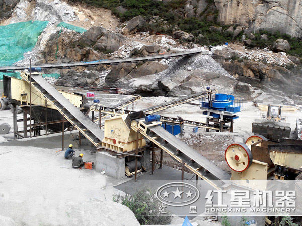 顎式破碎機工作現(xiàn)場圖